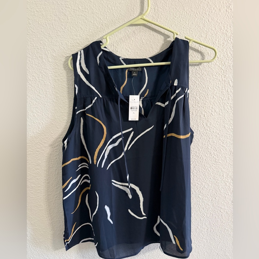 NWT Ann Taylor Navy and White Abstract Sleeveless Blouse